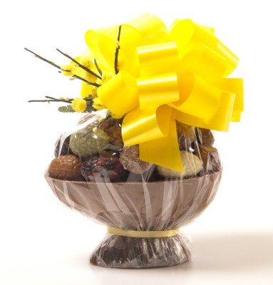 Paasei half gevuld met luxe paaseitjes